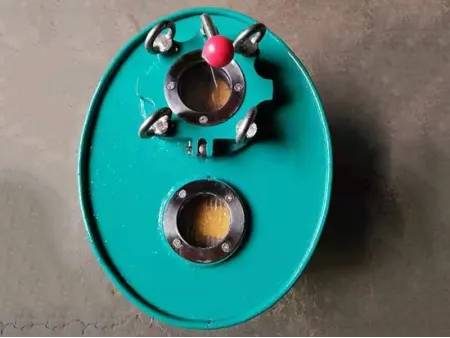 Manhole Berlapis Kaca